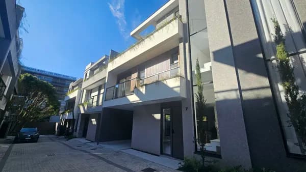 Sobrado em Curitiba - Campo Comprido