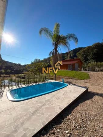 Sítio com Piscina e Lagoa