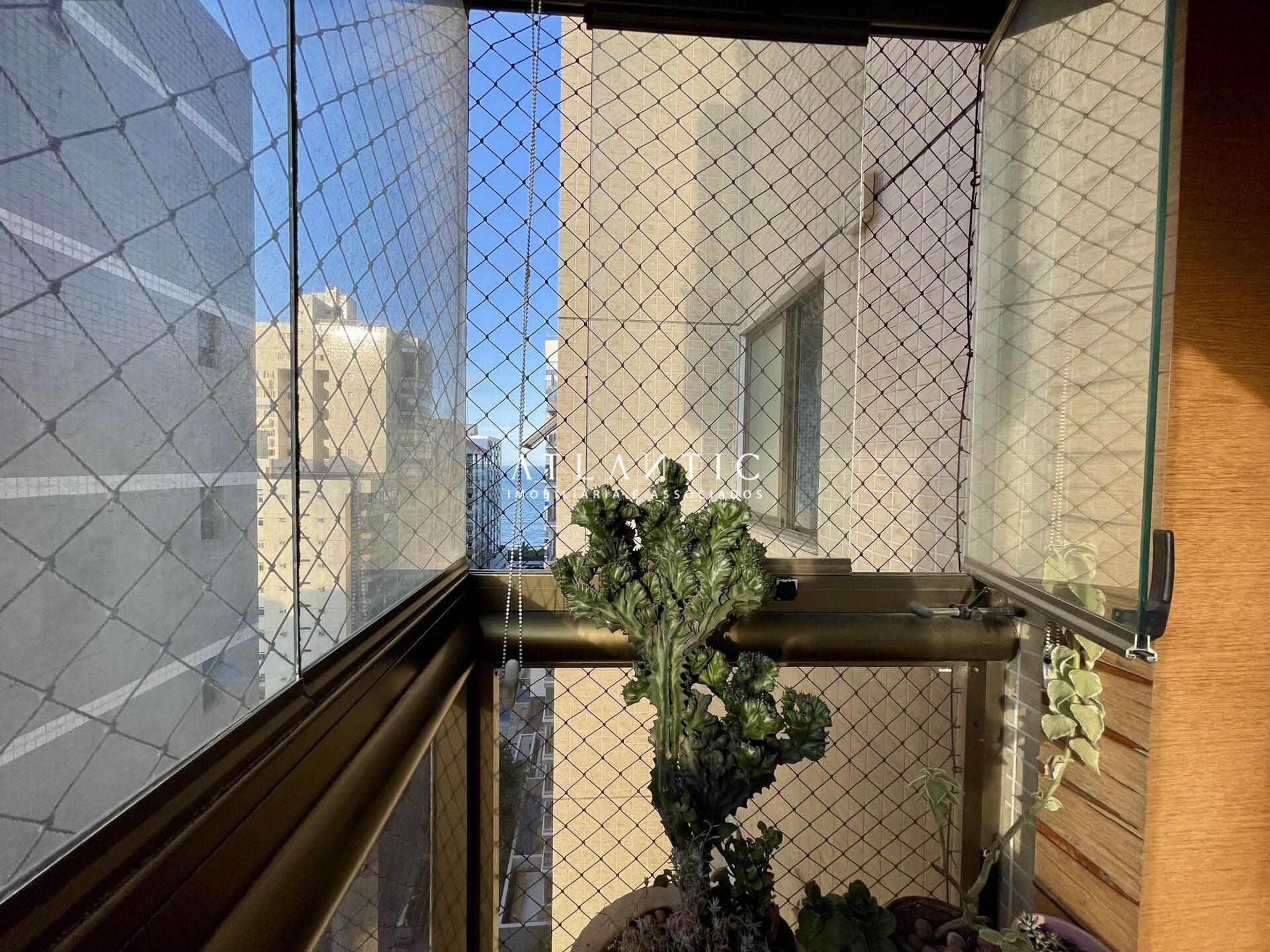 Apartamento com Vista para o Mar no Ed. Castelo de Évora - Praia da Costa - Vila Velha / ES