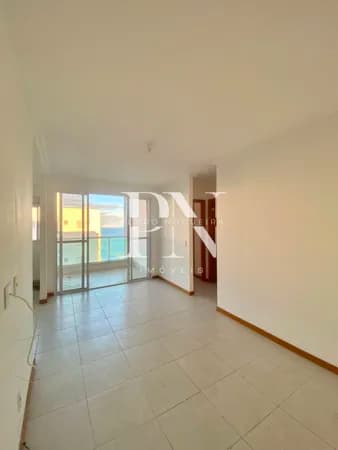 Apartamento na 2ª quadra do mar de 2 quartos (1 suíte) com 2 vagas cobertas e vista mar