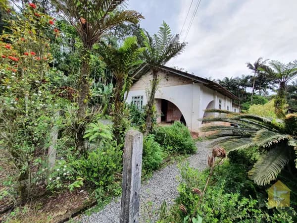 Casa com amplo terreno à venda em Pirabeiraba