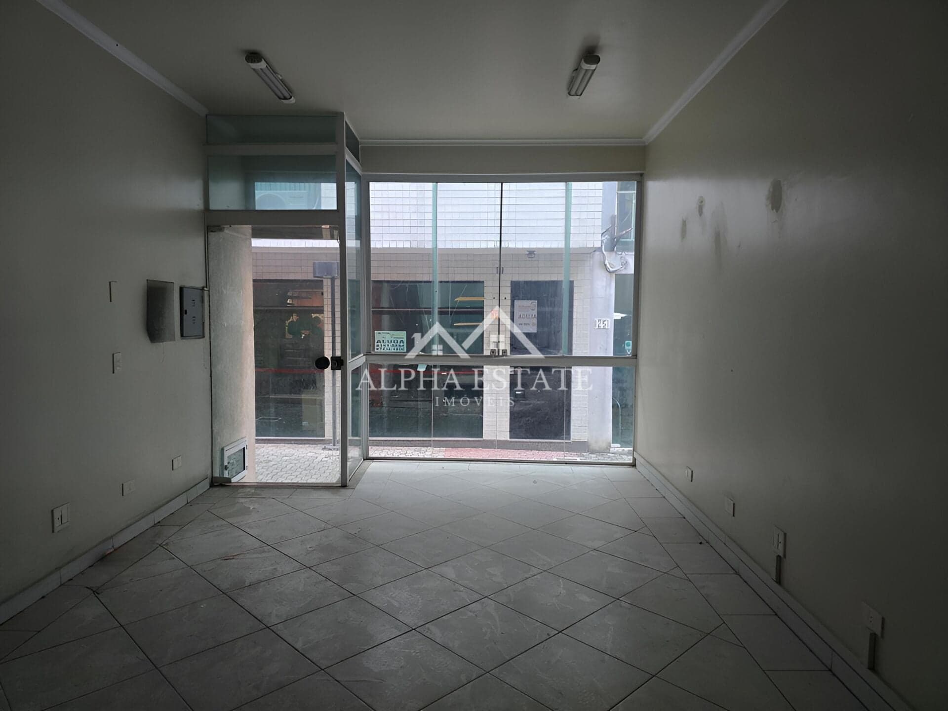 Prédio no Centro Comercial Alphaville