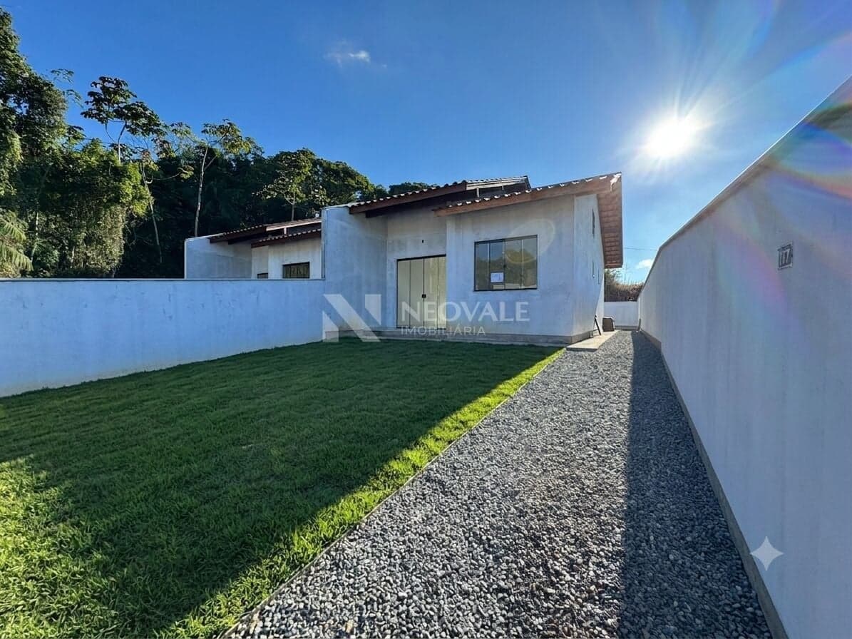Casa de 2 quartos sendo 1 suíte com terreno contendo 187m² totais