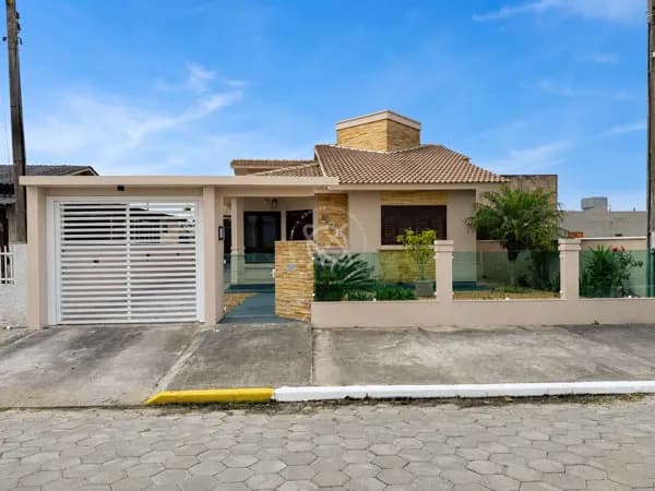 Casa de Laje Inclinada em Bal. Arroio do Silva