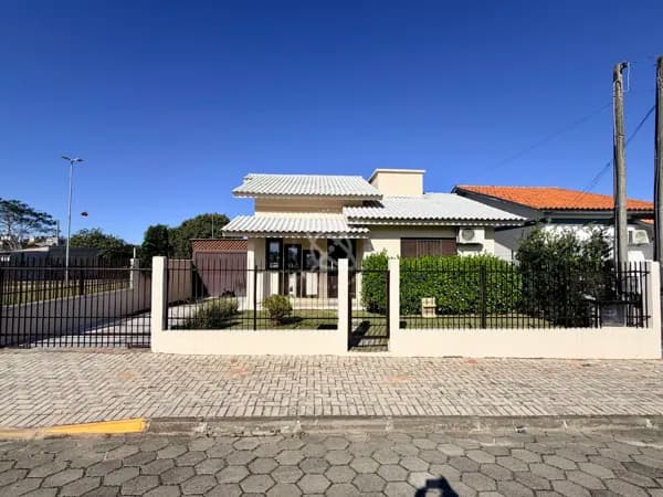 Casa de laje com piscina em Araranguá