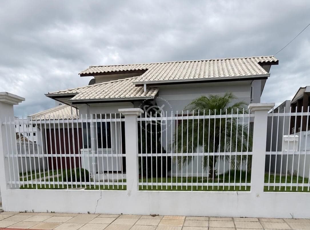 Casa com piscina - Nova Divineia