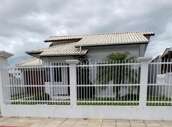 Casa com piscina - Nova Divineia