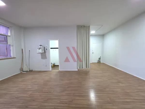 Sala comercial Em edifício Governador Magalhães Pinto, localizado na Avenida Goiás e Avenida Anhanguera com 55 m² climatizada