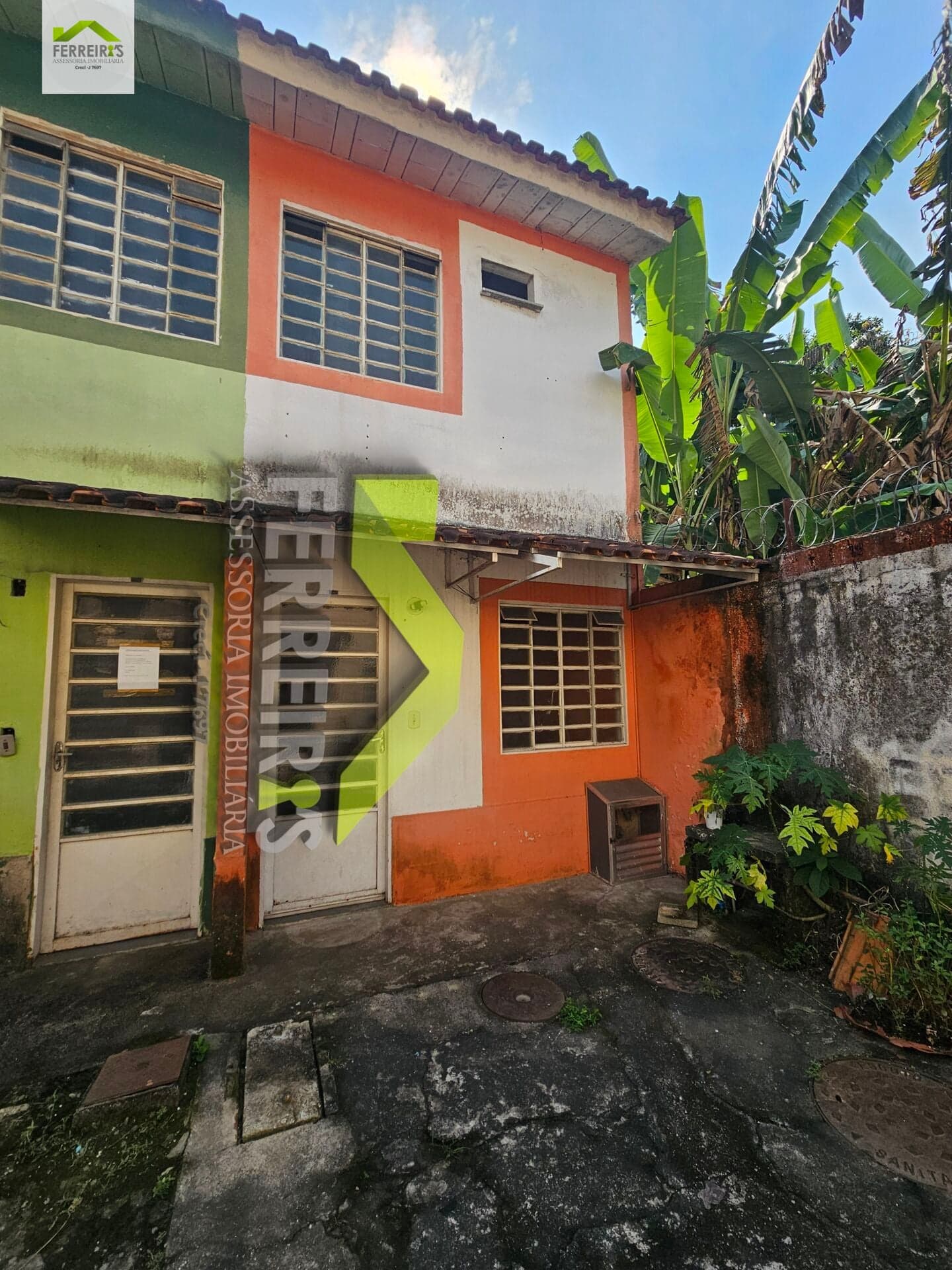 Casa duplex com garagem 2 quartos pertinho do centro de santa Cruz da Serra.
