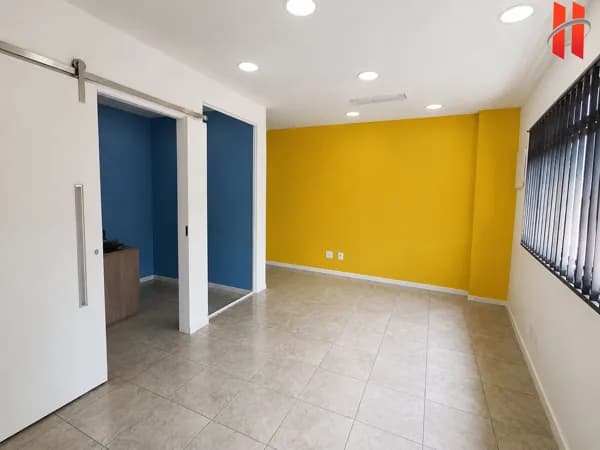SOBRELOJA no Ed. Miquelina | 64m² | Semimobiliado | Excelente localização