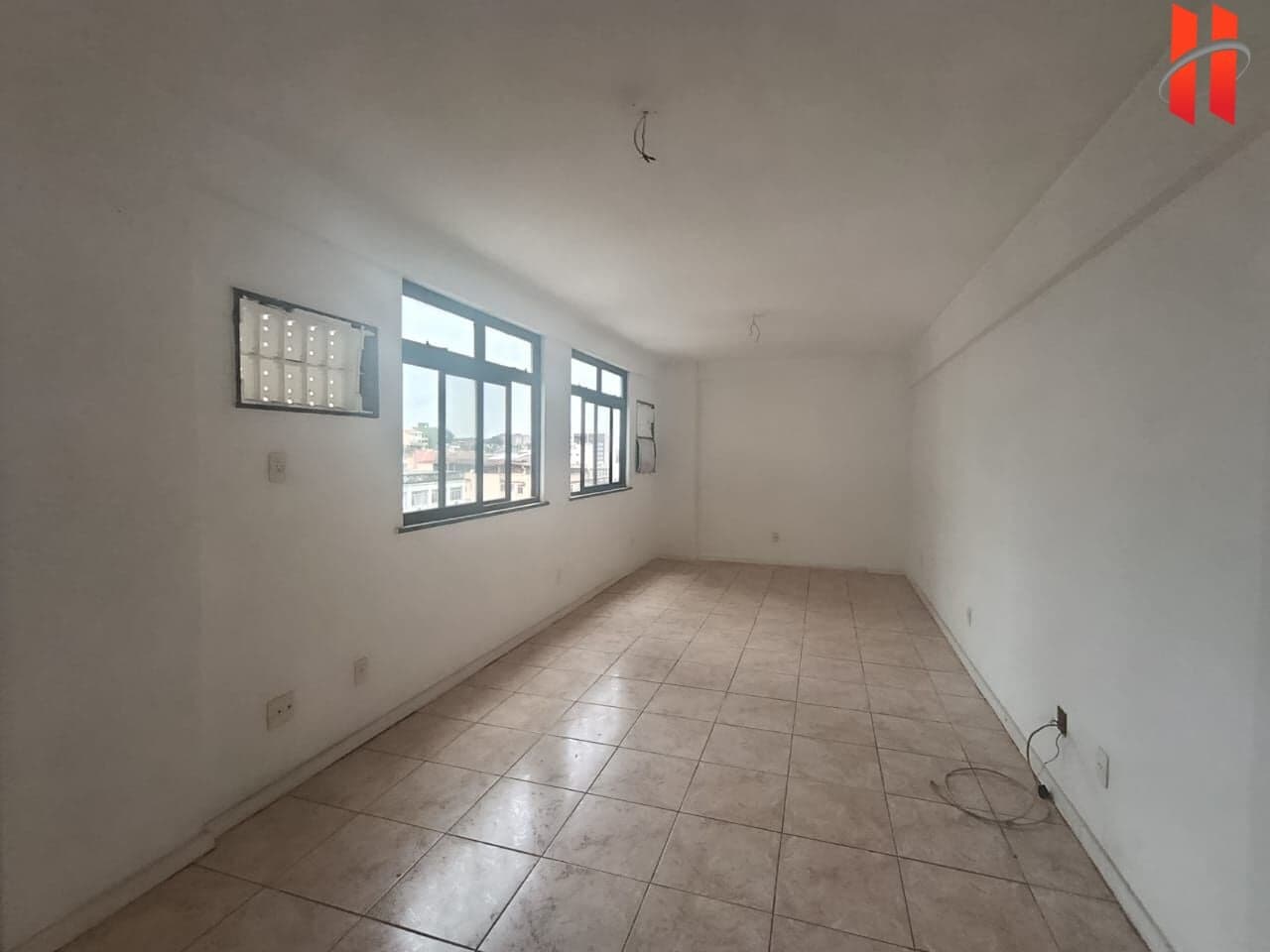 SALA COMERCIAL com 42m² de esquina com a Av. Brigadeiro Lima e Silva no Jardim 25 de Agosto - Duque de Caxias/RJ