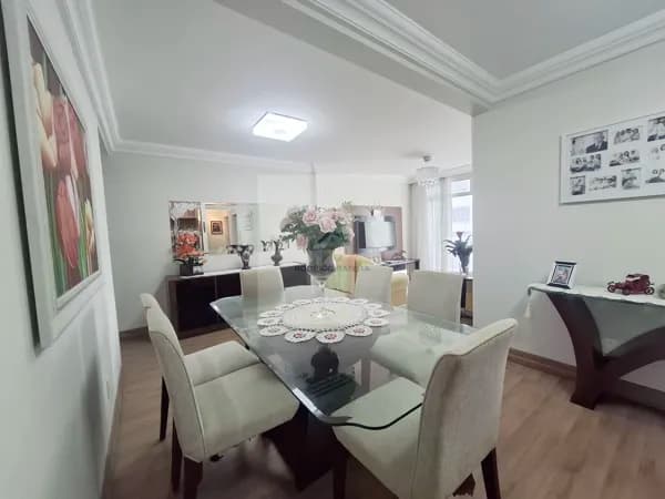 Apartamento Quadra Mar com Vista para o Mar e 3 Dormitórios no Centro de Balneário Camboriú