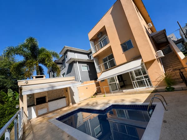 Casa à venda no bairro Suru em Santana de Parnaíba/SP