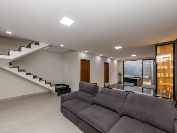 Sobrado à venda no bairro Laranjeiras em Caieiras/SP