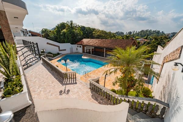 Casa à venda no bairro Alpes dos Araçás (Jordanésia) em Cajamar/SP