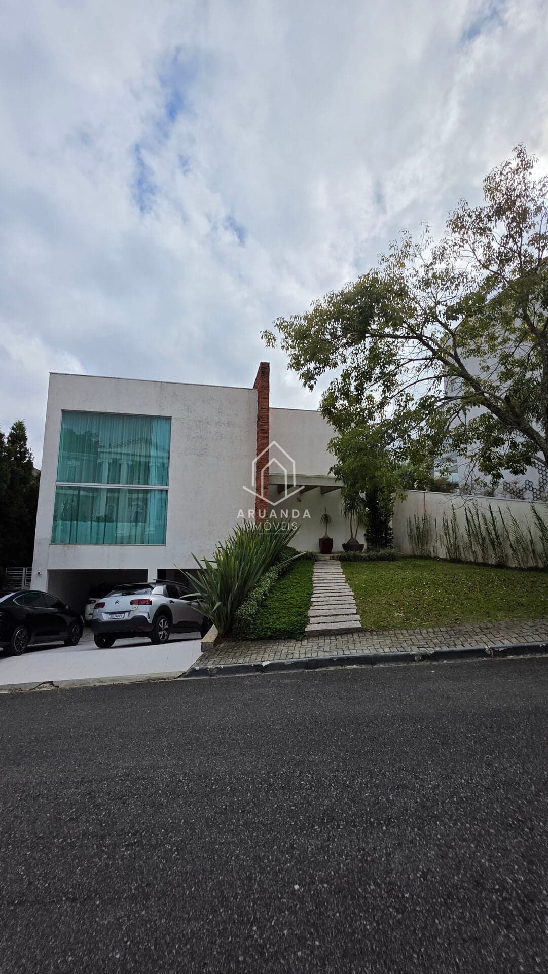 Casa em Condomínio – 464m² Privativos – 4 Suítes – 4 Vagas