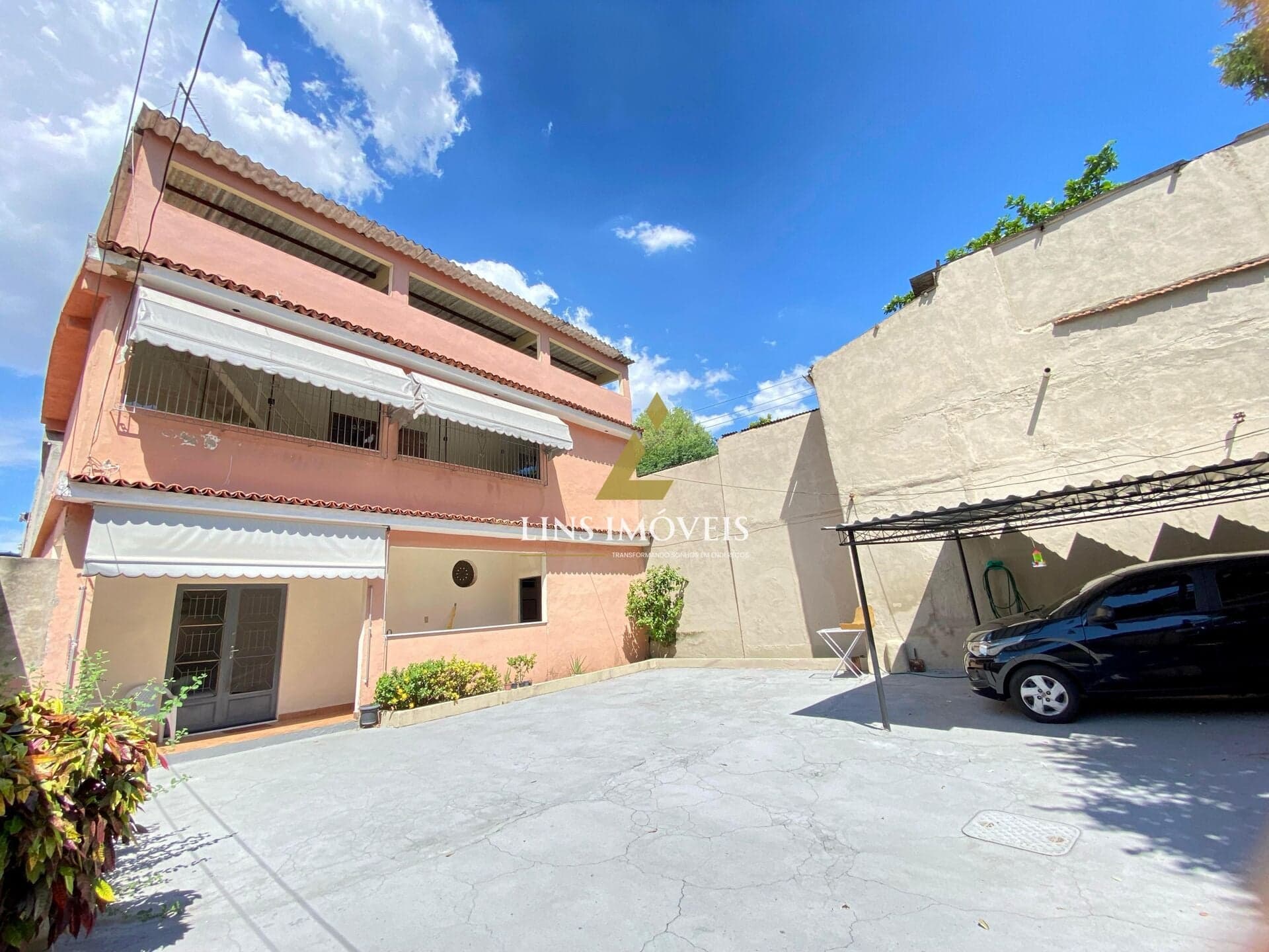 *Excelente Casa Triplex frente de Rua, c/ 259m², 03 quartos, 04 vagas de garagem, situada na Rua Bráulio Muniz - Abolição, RJ.*