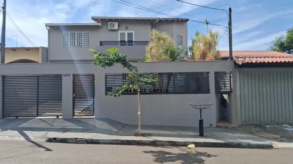 Casa/Sobrado à Venda no Jardim Califórnia em Londrina/PR | 4 Quartos | Piscina | Área Gourmet | 420m² de Terreno