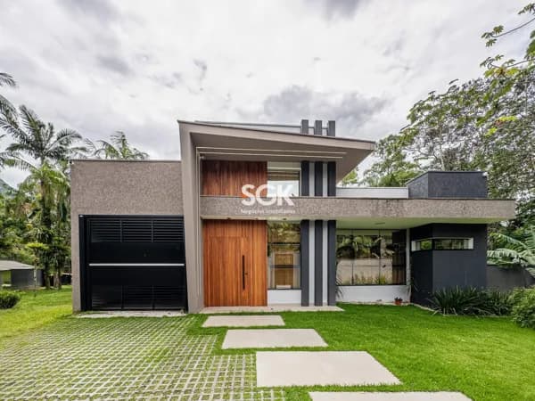 Casa de Alto Padrão com Piscina e Terreno de 2.835 m² em Garuva Acima