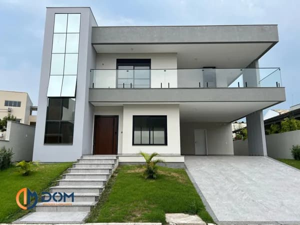 Casa Alto Padrão localizada em Condomínio Fechado na região dos Ingleses ´aproximadamente 3,8 km da Praia