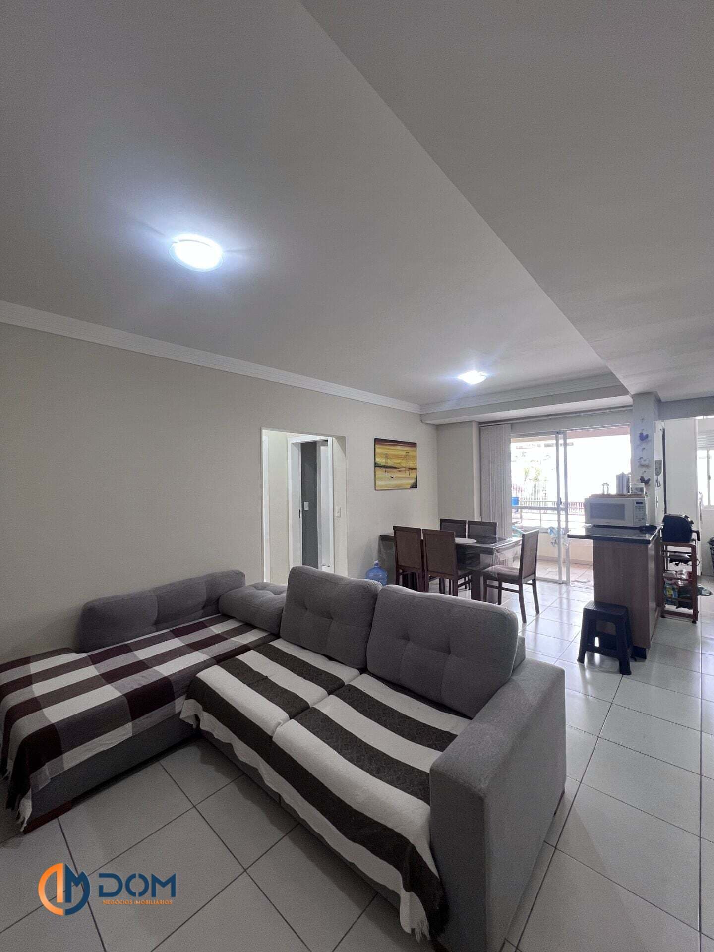 Apartamento 02 dormitórios (01 suíte) - a 50 metros do mar
