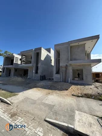 Sobrado Padrão - localizado aproximadamente 3,5km da praia de Canasvieiras
