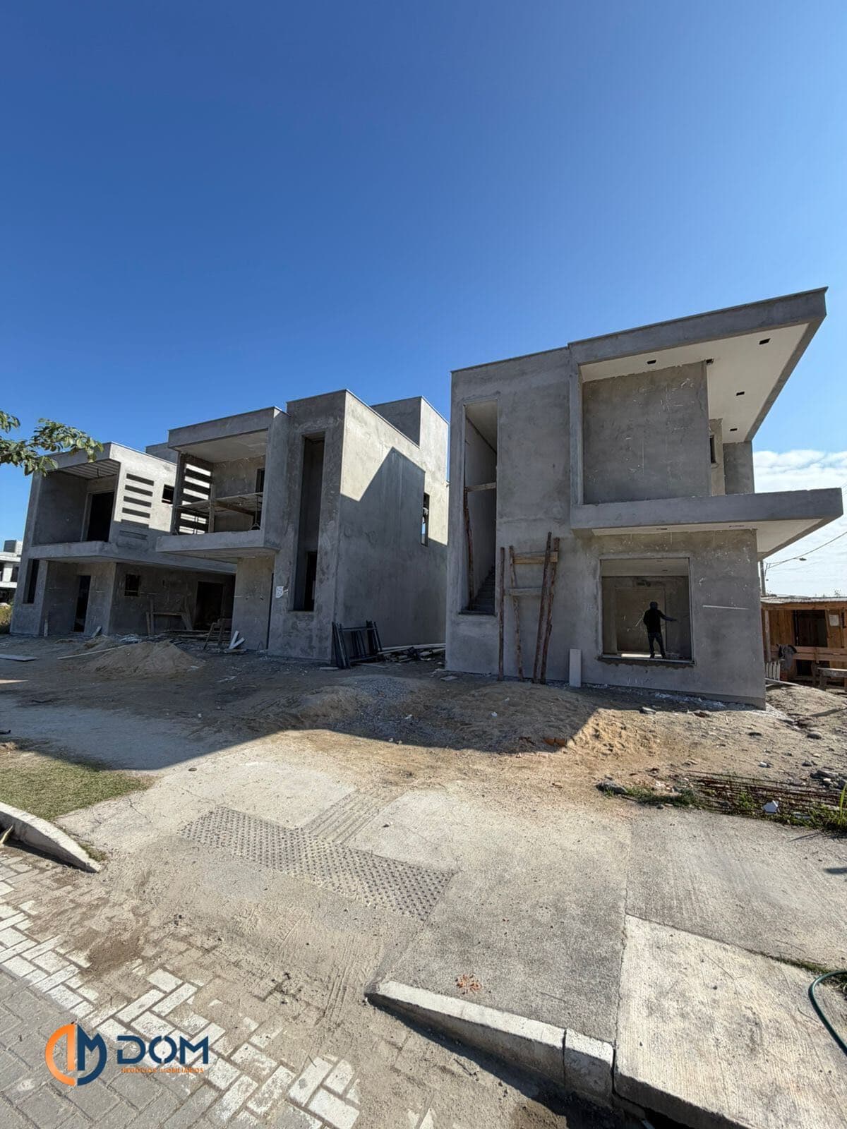 Sobrado Padrão - localizado aproximadamente 3,5km da praia de Canasvieiras