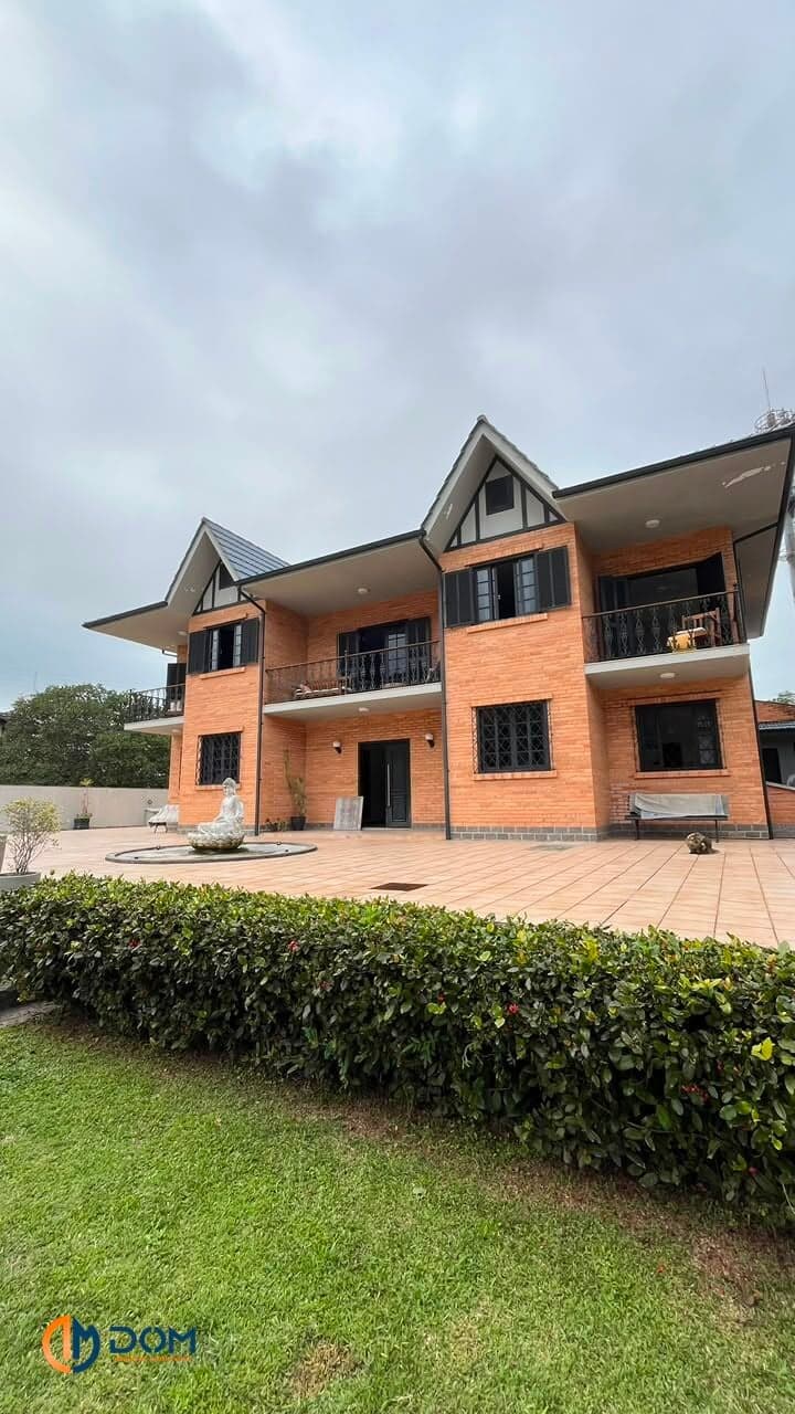 Casa de alto padrão com estilo europeu clássico