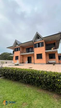 Casa de alto padrão com estilo europeu clássico