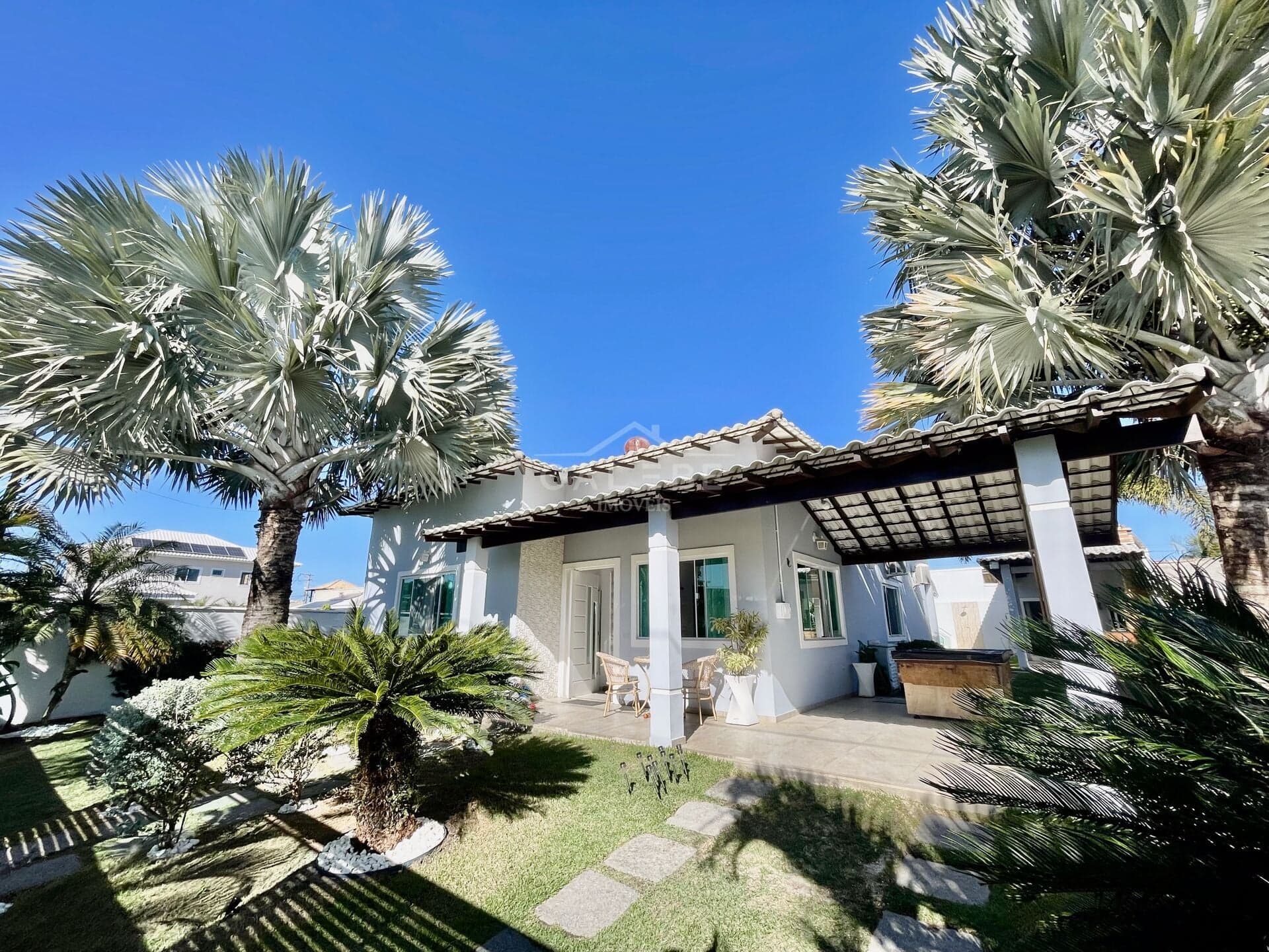 CASA EM CONDOMÍNIO COM 4 QUARTOS (1 SUÍTE COM CLOSET) – R$ 877.000,00 – PRAIA SECA/RJ