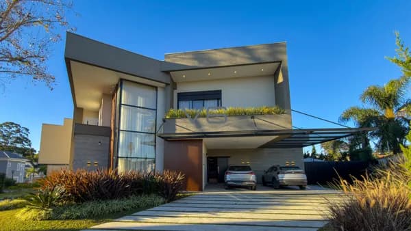 Casa Alto Padrão em Condomínio com 336,1m² privativos, 4 suítes, 5 vagas de garagem, no Butiatuvinha, Curitiba - PR.