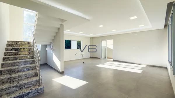 Casa Alto Padrão em Condomínio com 213m² privativos, 3 quartos, 2 vagas de garagem, no Pilarzinho, Curitiba - PR.