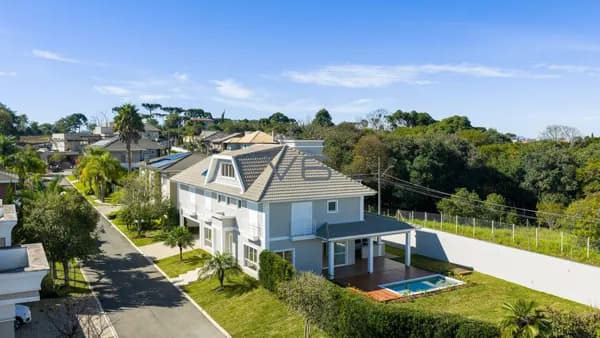 Casa Alto Padrão em Condomínio com 445m² privativos, 5 quartos, 2 vagas de garagem, em Santa Felicidade, Curitiba - PR.