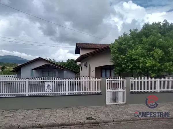 Casa à venda no bairro Centro em Rio dos Cedros/SC