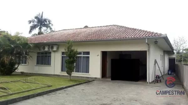 Casa à venda no bairro Centro em Rio dos Cedros/SC