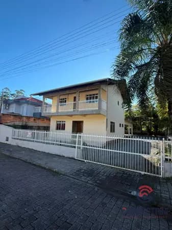 Casa à venda no bairro Centro em Rio dos Cedros/SC