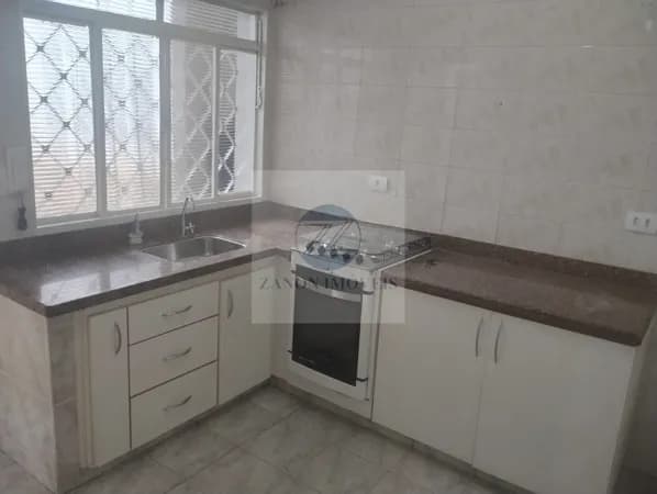 Casa com 2 Dormitórios, Quintal e Cozinha Planejada para Locação – R$ 2.100,00 -CARIOBINHA-