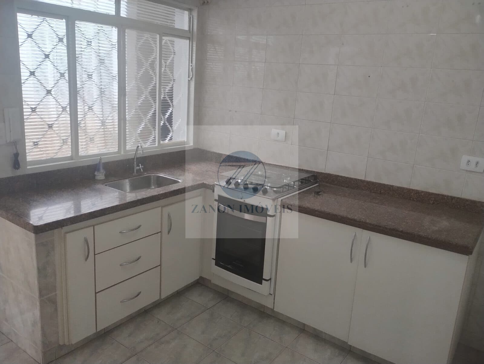Casa com 2 Dormitórios, Quintal e Cozinha Planejada para Locação – R$ 2.100,00 -CARIOBINHA-