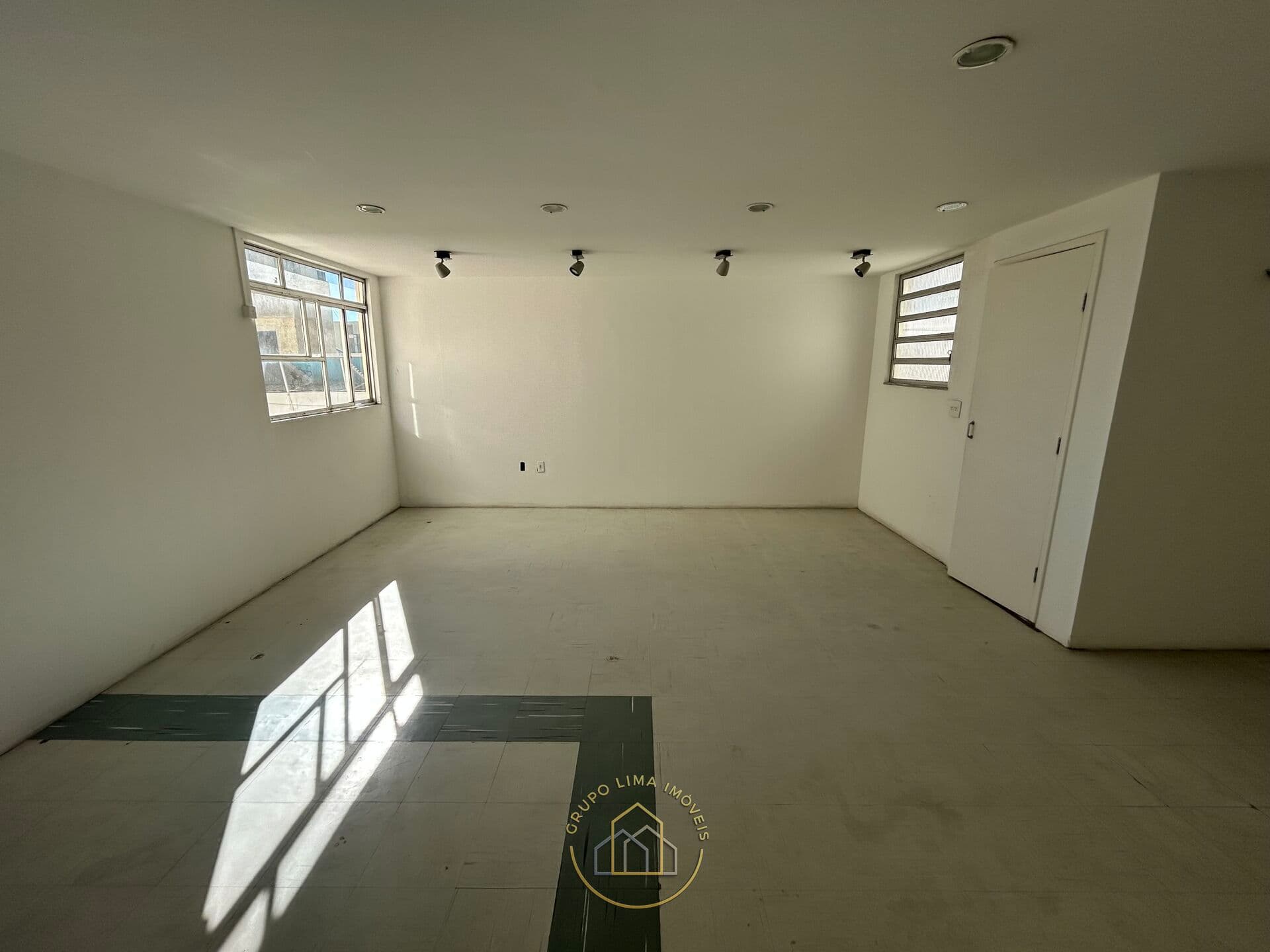 Sala comercial com 47m2 na Galeria Carapebus, Centro, Macaé/RJ