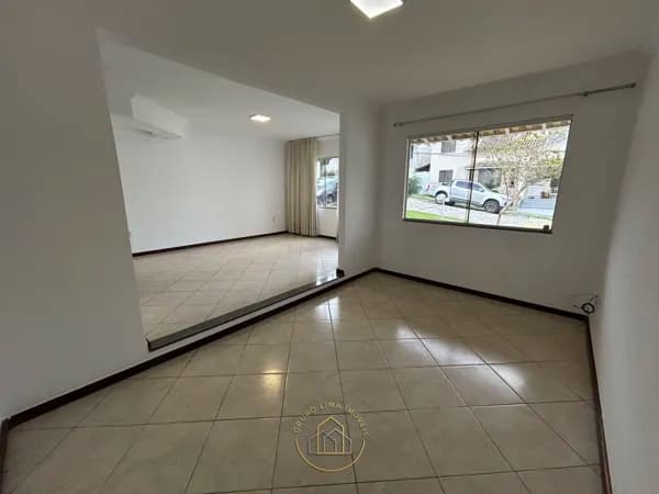 Casa para locação na Glória – Macaé/RJ | 3 quartos, 1 suíte, piscina e churrasqueira