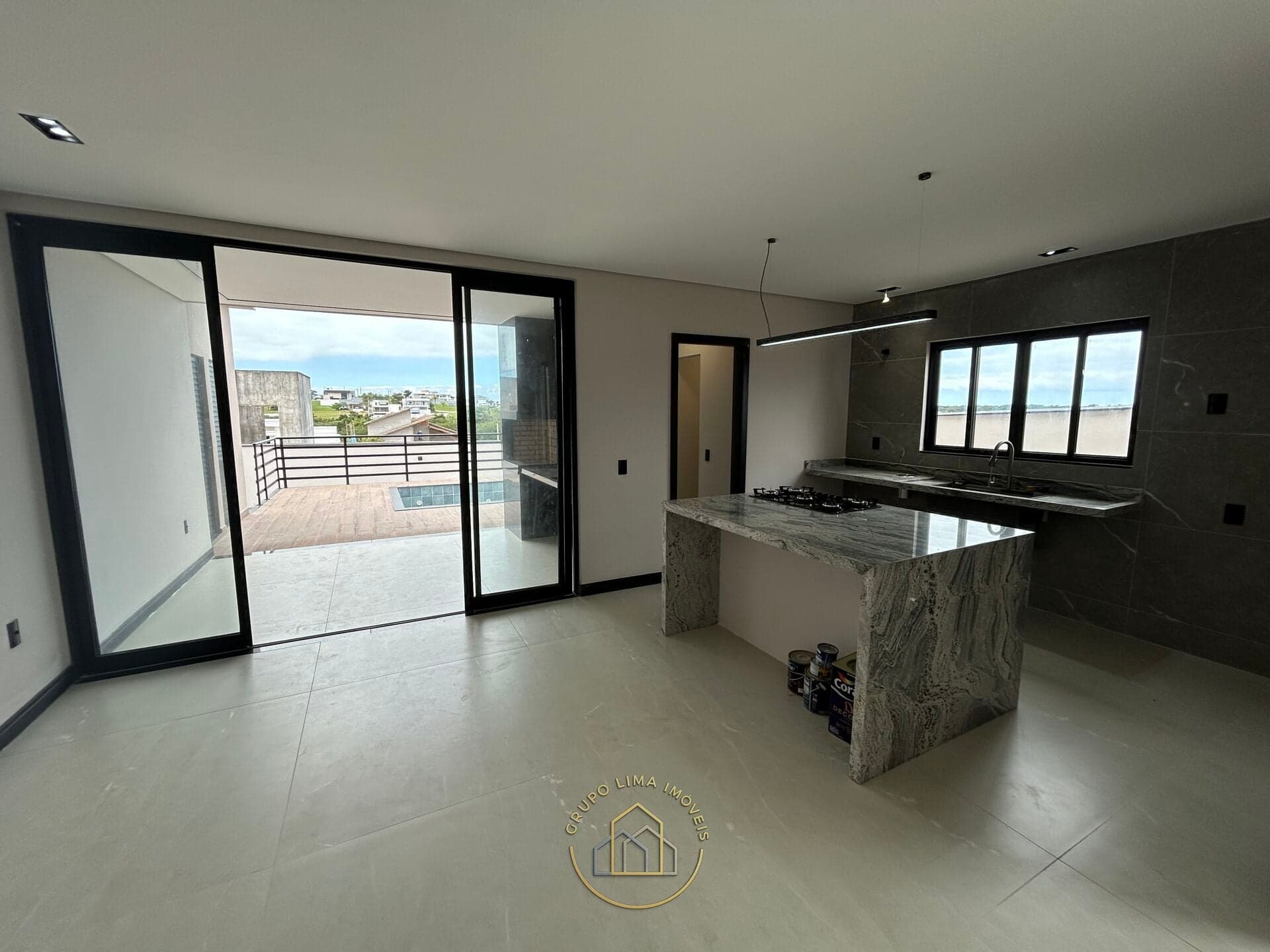 Casa à venda no Alphaville Residencial 2 em Rio das Ostras/RJ | 3 suítes, piscina e escritório