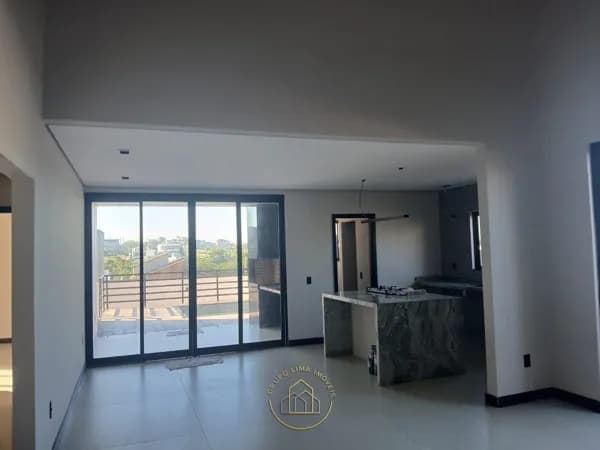 Casa à venda no Alphaville Residencial 2 em Rio das Ostras/RJ | 3 suítes, piscina e escritório