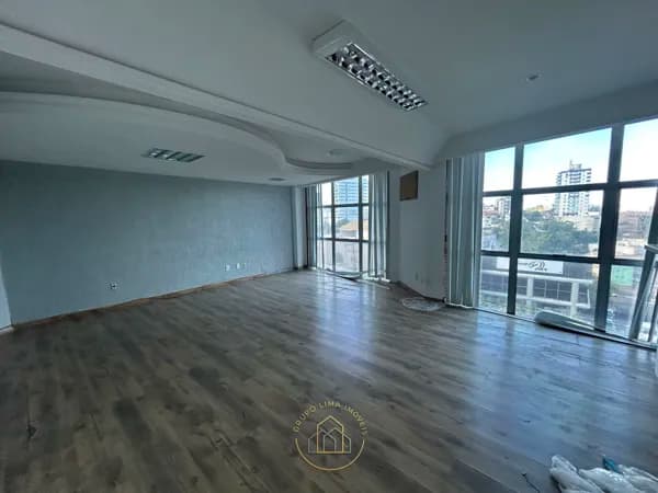 Sala Comercial para Locação com Copa e Vaga de Garagem em Edifício com Elevador, Macaé/RJ