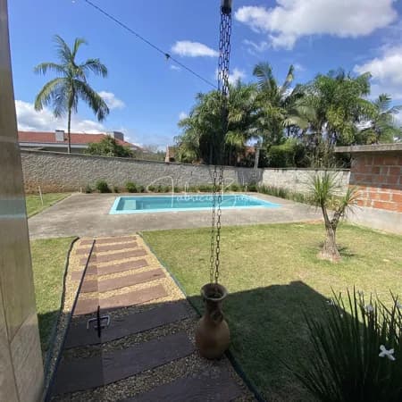 Casa com piscina e 4 dormitórios (1 suíte)