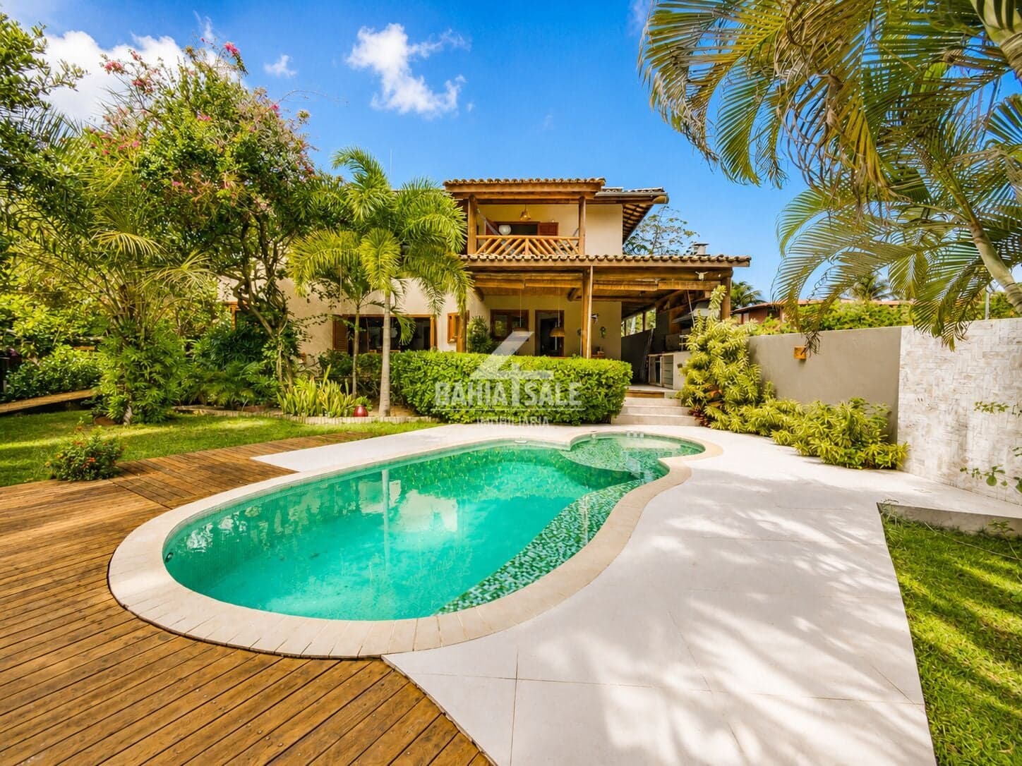 Casa à Venda em Imbassaí com 5 Suítes, Piscina e Energia Solar | 1.000m²