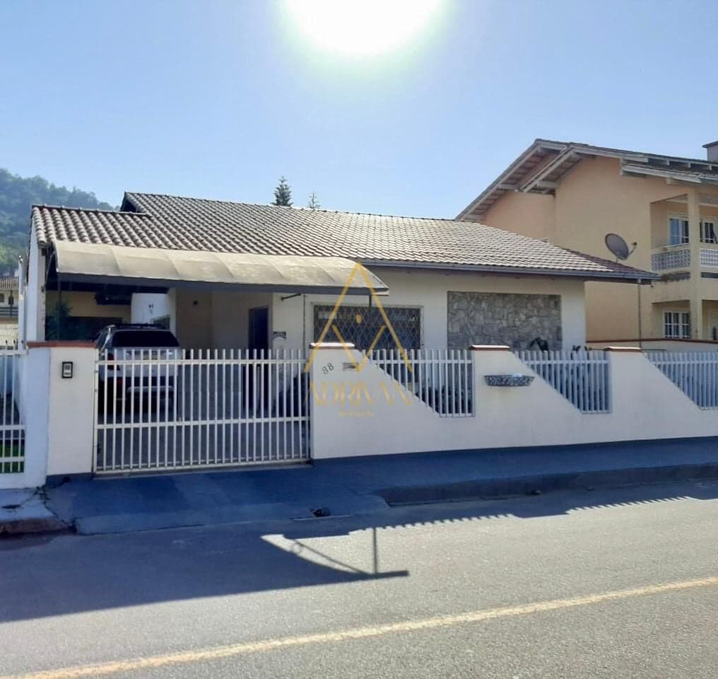 Casa Padrão no bairro Água Verde