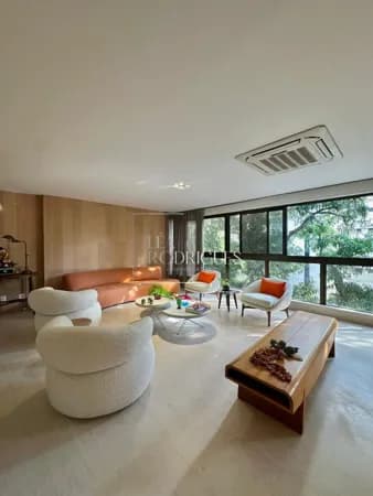 Apartamento Alto Padrão com 3 suítes e closet, em rua plana da Graça