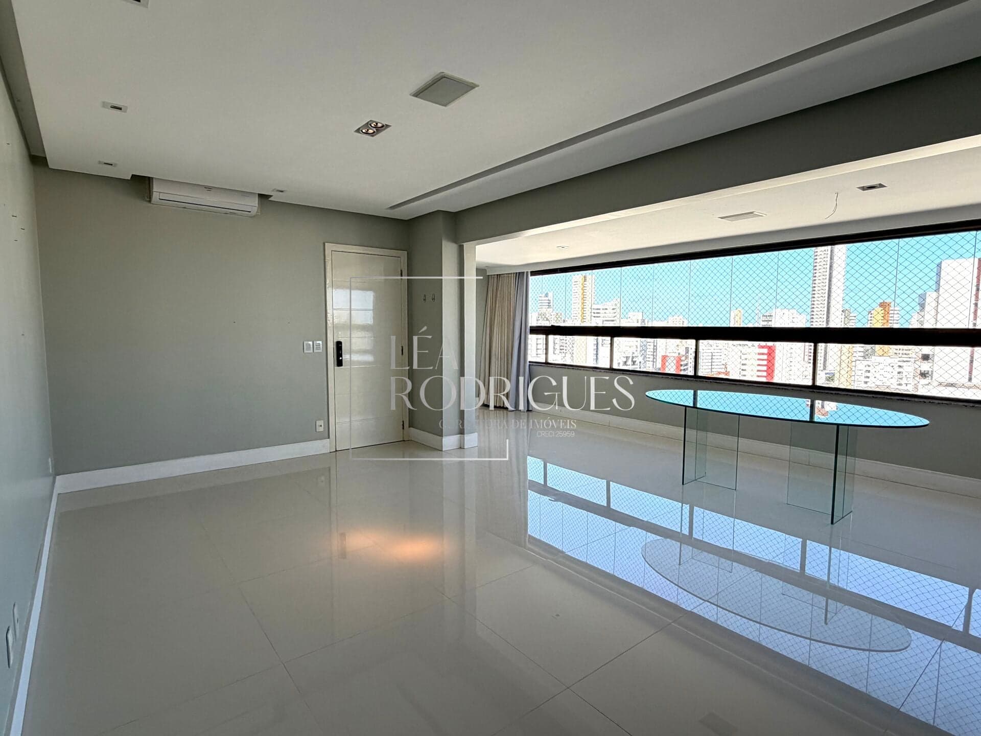 Aluguel de 2/4, sendo uma suite com closet e banheira