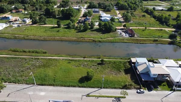 Lote Beira da Lagoa na Avenida Principal – Guaratiba dos Lagos