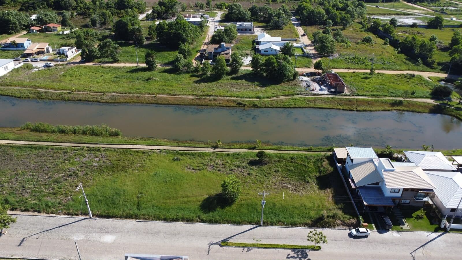 Lote Beira da Lagoa na Avenida Principal – Guaratiba dos Lagos
